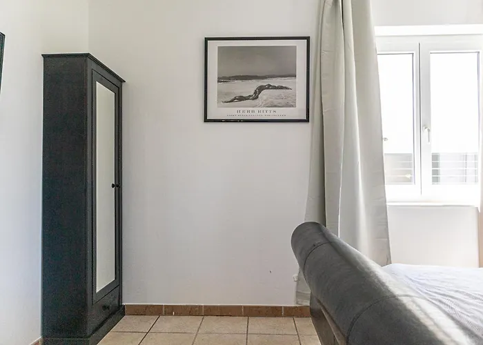 Private In Elegant Garden With Free Parking Apartmán *