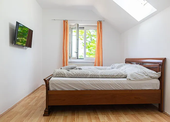 Private In Elegant Garden With Free Parking Appartement Wenen