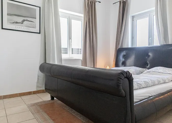 Private In Elegant Garden With Free Parking