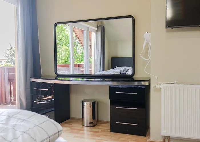 Private In Elegant Garden With Free Parking Appartement Wenen