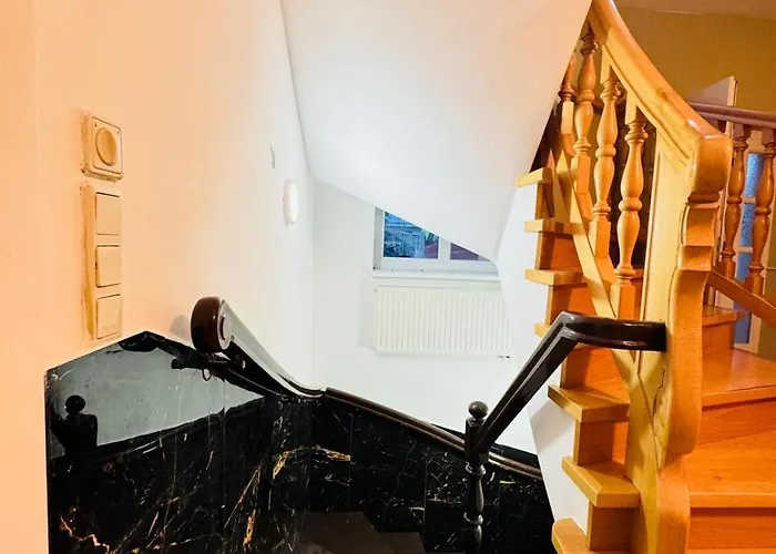 Private In Elegant Garden With Free Parking