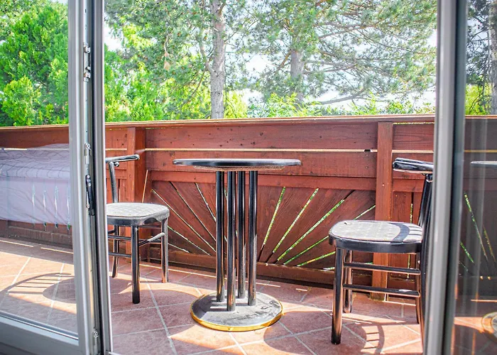 Private In Elegant Garden With Free Parking *