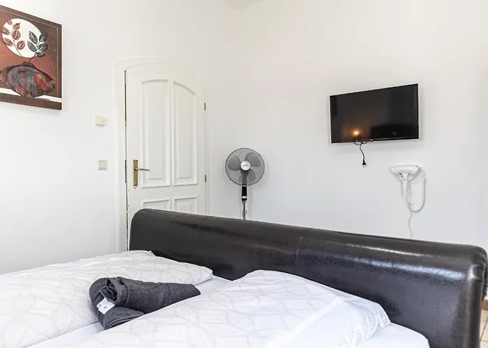 Private In Elegant Garden With Free Parking Wenen