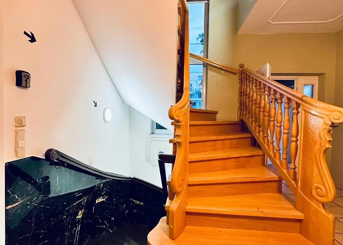 Private In Elegant Garden With Free Parking Appartement Wenen