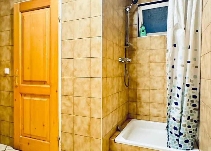 Private In Elegant Garden With Free Parking *
