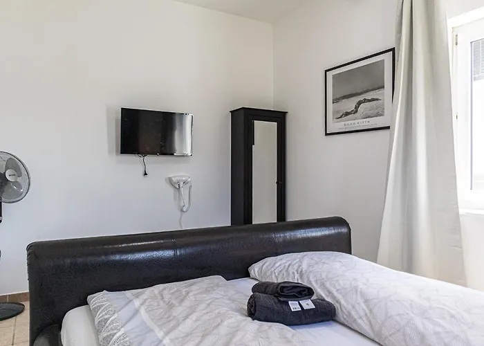Private In Elegant Garden With Free Parking Appartement Wenen