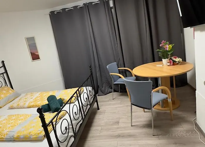 Private In Elegant Garden With Free Parking *