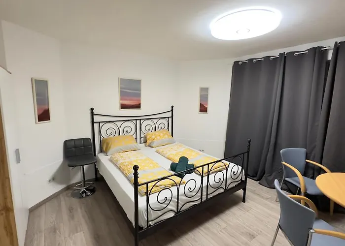 Private In Elegant Garden With Free Parking Appartement Wenen