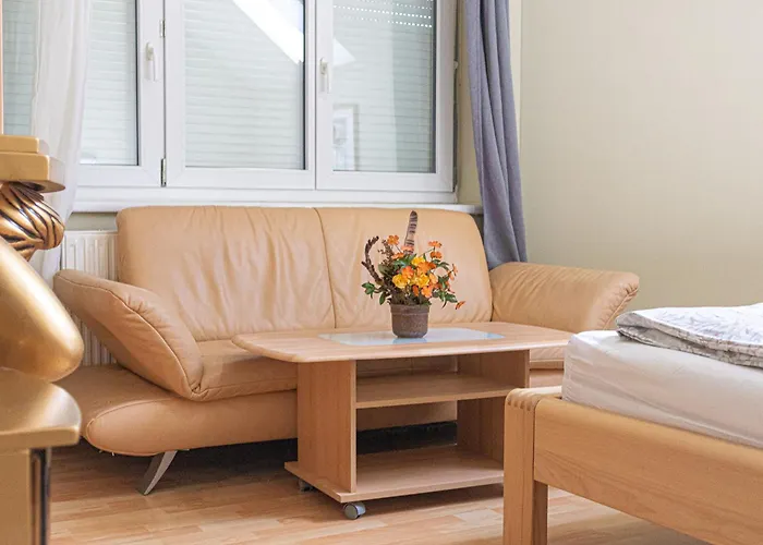 Private In Elegant Garden With Free Parking Appartement Wenen