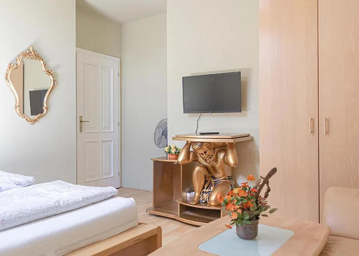 Private In Elegant Garden With Free Parking