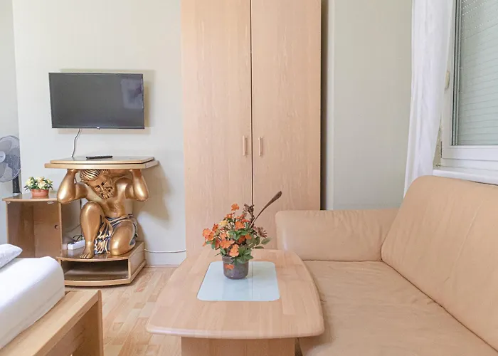 Private In Elegant Garden With Free Parking Appartement *