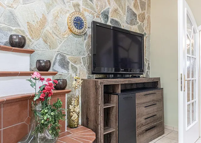 Private In Elegant Garden With Free Parking Appartement *