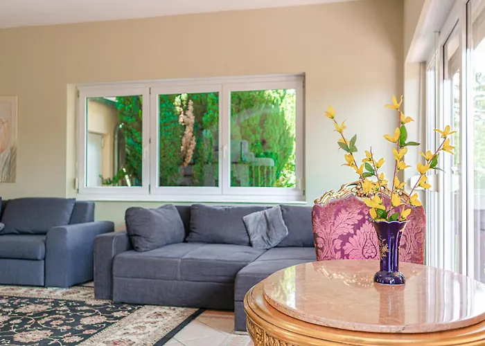 Private In Elegant Garden With Free Parking *