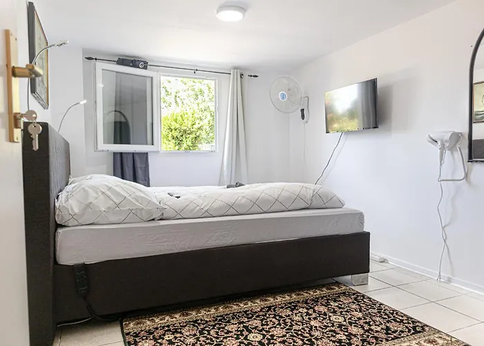 Private In Elegant Garden With Free Parking
