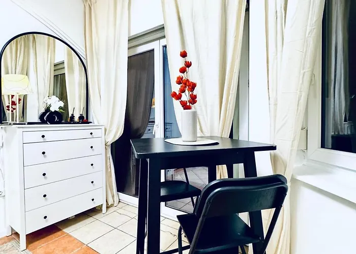 Private In Elegant Garden With Free Parking