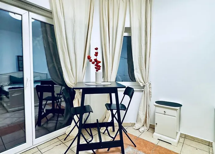 Private In Elegant Garden With Free Parking Appartement Wenen