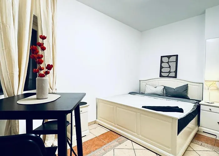 Private In Elegant Garden With Free Parking Wenen