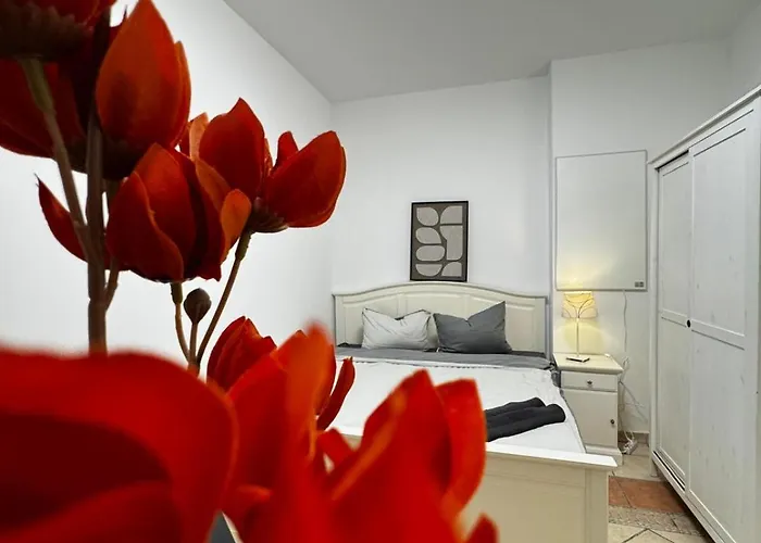 Private In Elegant Garden With Free Parking *