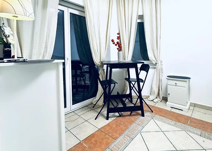 Private In Elegant Garden With Free Parking Appartement