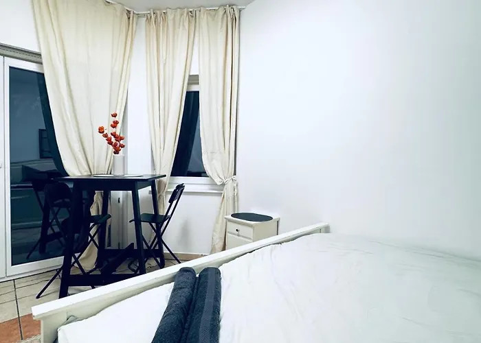 Private In Elegant Garden With Free Parking * Wenen