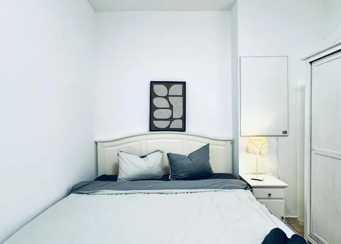 Private In Elegant Garden With Free Parking Wenen