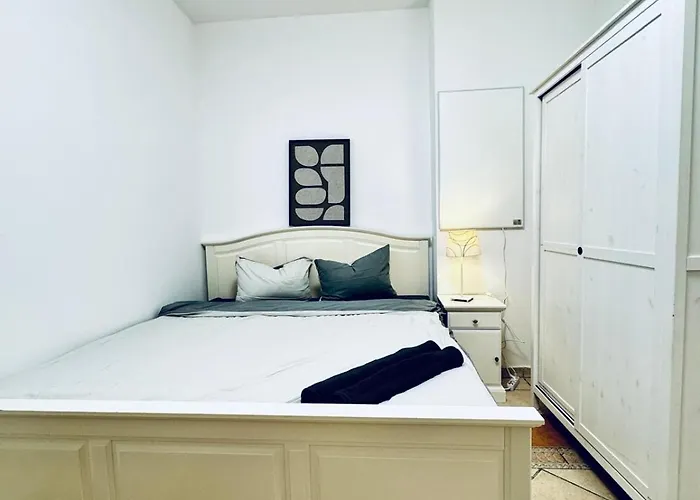 Private In Elegant Garden With Free Parking *