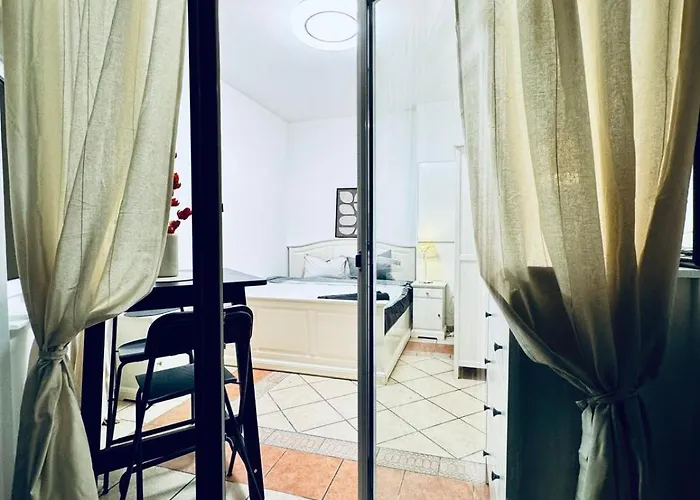 Private In Elegant Garden With Free Parking