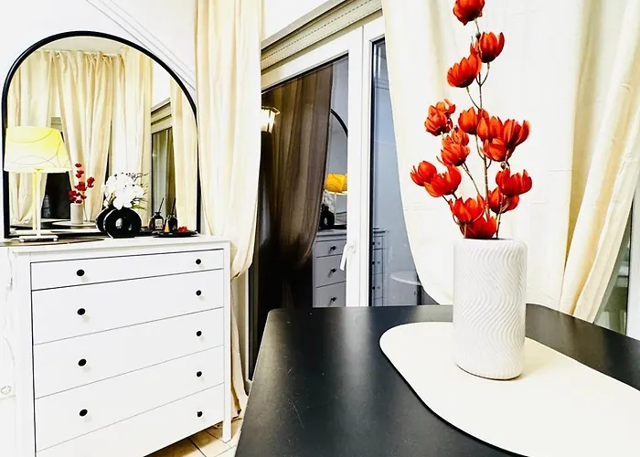 Private In Elegant Garden With Free Parking Appartement