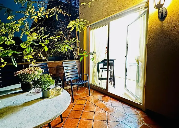 Private In Elegant Garden With Free Parking *