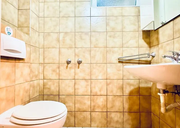 Private In Elegant Garden With Free Parking Appartement Wenen