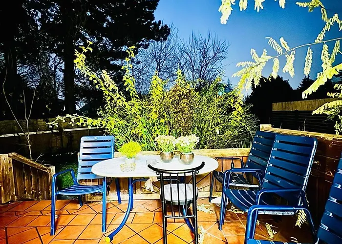 Private In Elegant Garden With Free Parking Appartement