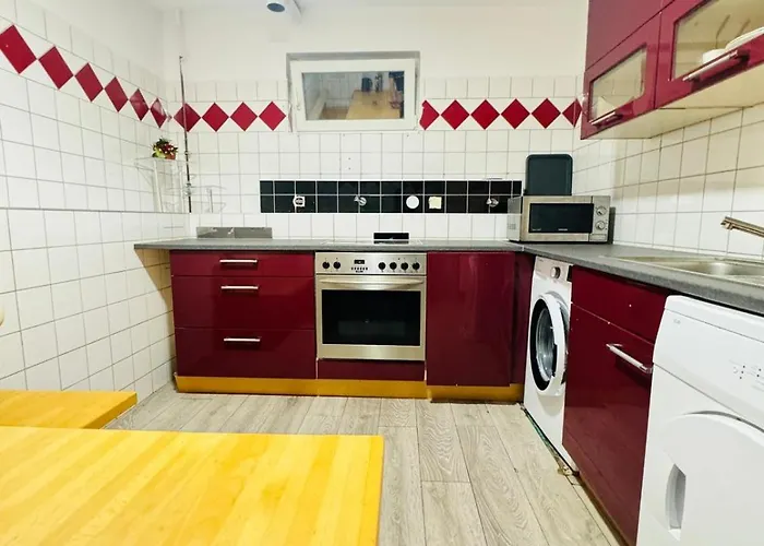 Private In Elegant Garden With Free Parking