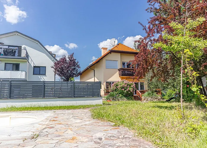 Private In Elegant Garden With Free Parking